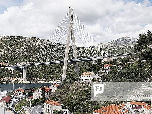 Franjo Tudjman-Brücke und Dorfhäuser  Dubrovnik  Kroatien