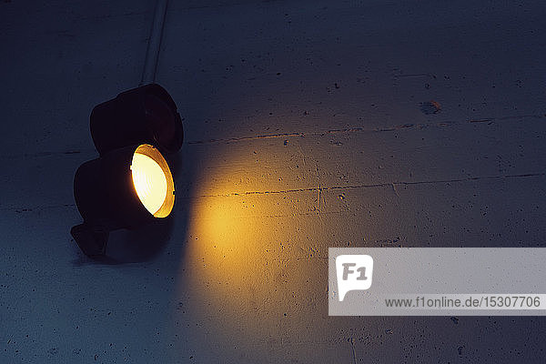 Gelbes U-Bahn-Licht im Tunnel