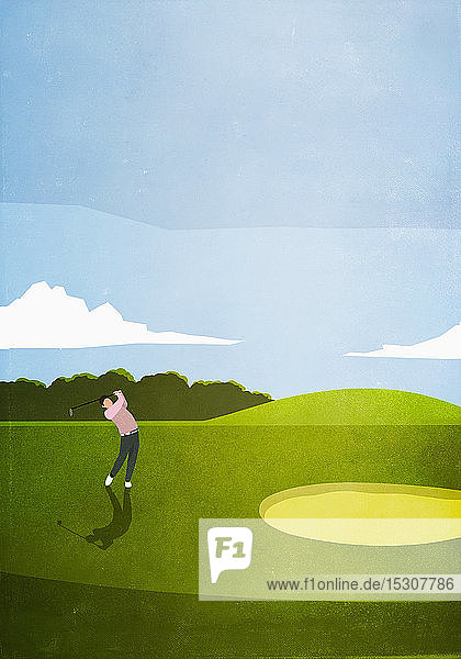 Mann beim Golfen auf sonnigem Golfplatz