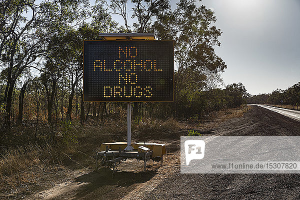 Digitales Verkehrszeichen No Alcohol No Drugs am sonnigen Straßenrand