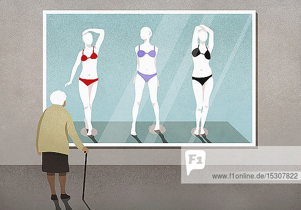 Ältere Frau betrachtet Bikinis auf Schaufensterpuppen Foto in Kunstgalerie