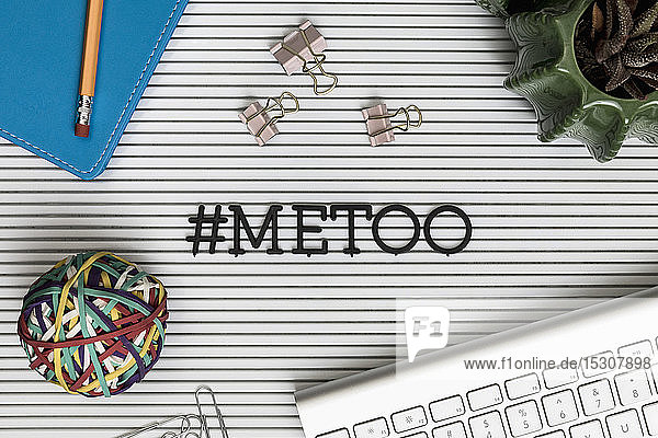 Ansichtsformular über '#MeToo'-Text auf dem Schreibtisch über der Computertastatur