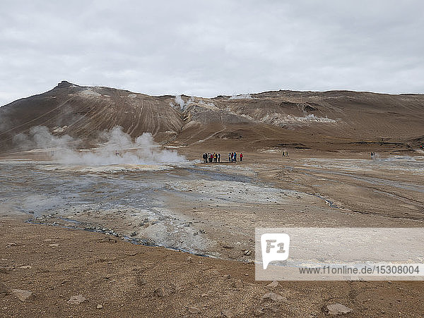 Touristen besuchen eine abgelegene heiße Quelle  Island