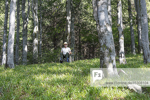 Mann im Rollstuhl im Wald