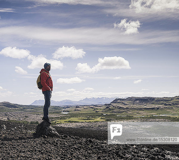 Wanderer in Vesturland  Island  stehend und Landschaft betrachtend