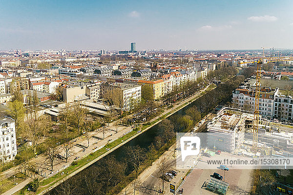 Luftaufnahme des Kanals am Paul-Lincke-Ufer in Kreuzberg  Berlin  Deutschland