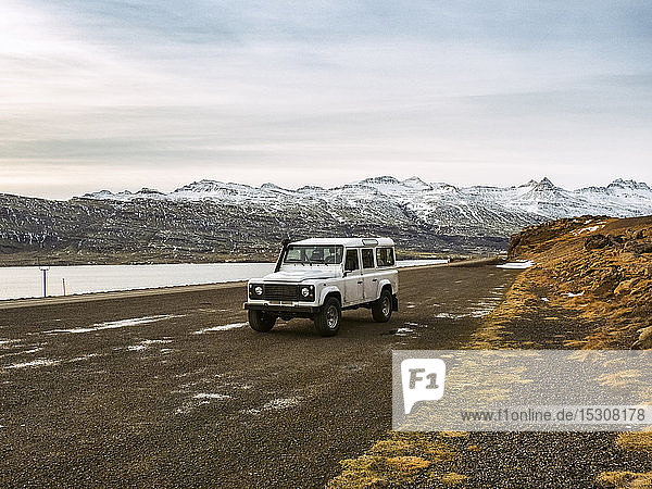 Island  4x4-Auto an den Fjorden