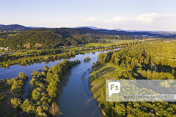 Isarmündung in die Donau bei Deggenau  Niederbayern  Deutschland