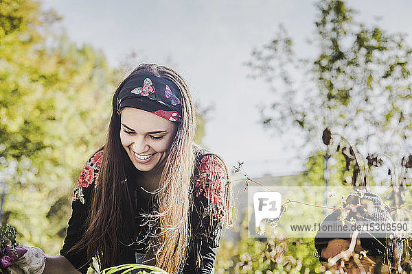 Glückliche junge Frau beim Gärtnern