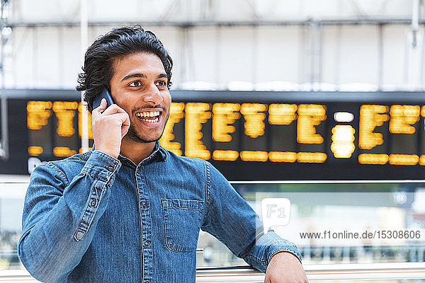 Porträt eines jungen Mannes am Telefon am Bahnhof  London  UK