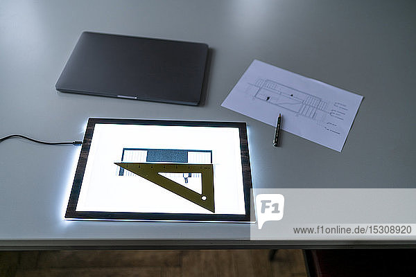 Architektonischer Plan auf Tablettschirm auf dem Schreibtisch