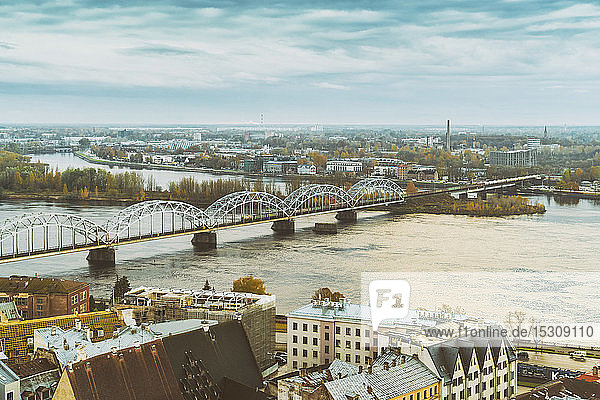 Blick von oben auf die Stadt mit der Eisenbahnbrücke  Riga  Lettland