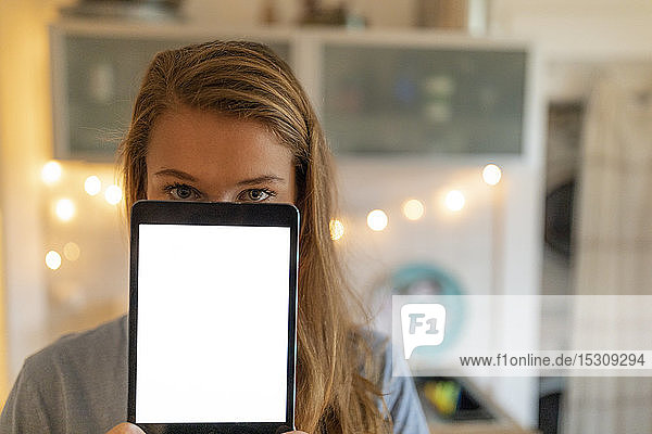 Porträt einer jungen Frau zu Hause mit Tablett-Bildschirm