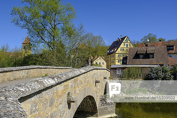 Alte Bogenbrücke über die Tauber mit Bürgerhäusern im Hintergrund  Rothenburg ob der Tauber  Bayern  Deutschland