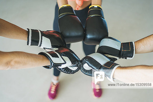 Nahaufnahme von Trainingspartnern mit Boxhandschuhen im Fitnessstudio
