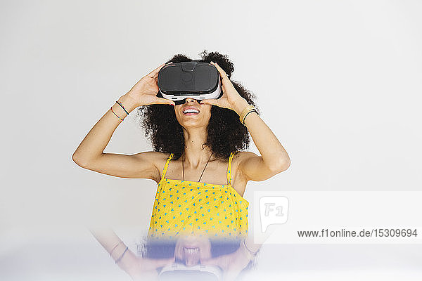 Junge Frau mit Virtual-Reality-Brille
