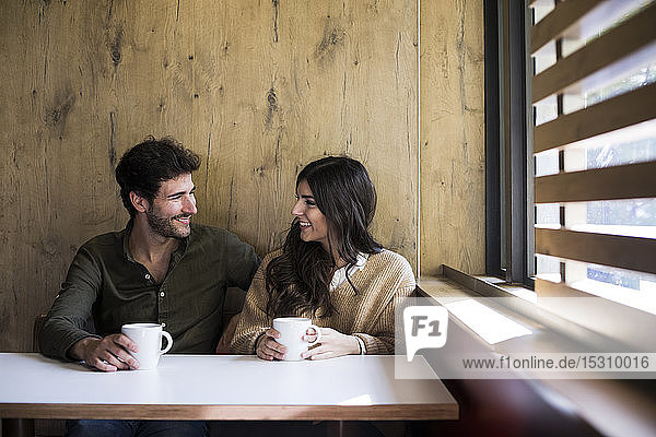 Glückliches Paar trinkt Kaffee in einem Café