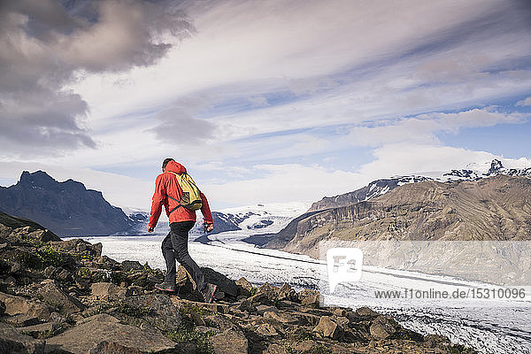 Wandern eines erwachsenen Mannes im Skaftafell-Nationalpark am Vatnajokull-Gletscher  Island