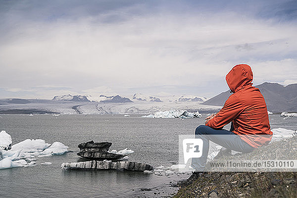 Ein erwachsener Mann beobachtet den Vatnajokull-Gletscher  Island