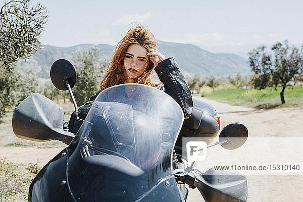 Porträt einer rothaarigen Frau auf Motorrad  Andalusien  Spanien