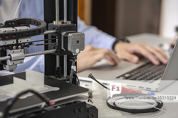 Schüler richten 3D-Drucker ein  mit Laptop  Nahaufnahme