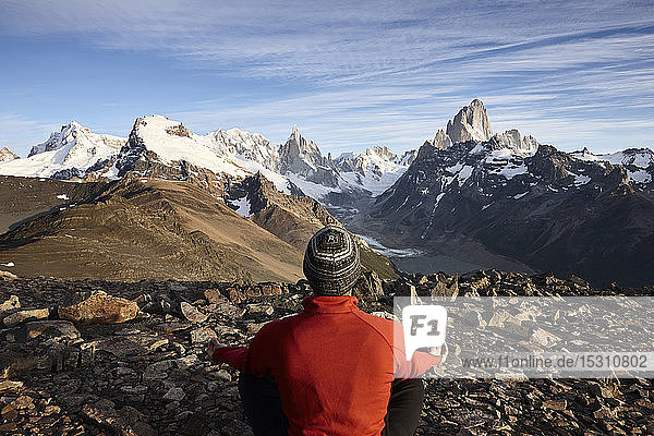 Mann betrachtet die Berge Fitz Roy und Cerro Torre  Nationalpark Los Glaciares  Patagonien  Argentinien