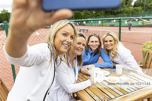 Gruppe von Frauen  die nach einem Spiel ein Selfie im Tennisclub machen