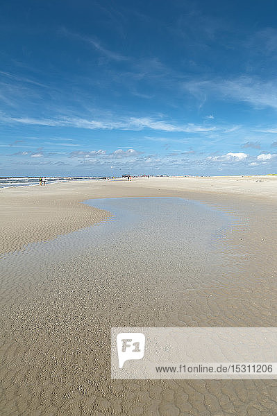 Deutschland Schleswig-Holstein Sankt Peter-Ording Gezeitenbecken am Strand