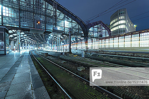 Bahnhof Friedrichstraße Bahnhof bei Nacht  Berlin  Deutschland