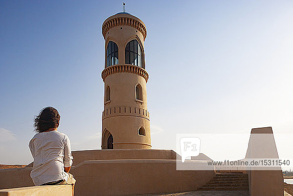 Rückansicht eines Mannes mit Blick auf den Sur-Leuchtturm Oman