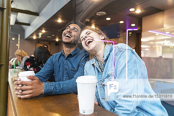 Freunde amüsieren sich gemeinsam in einem Café