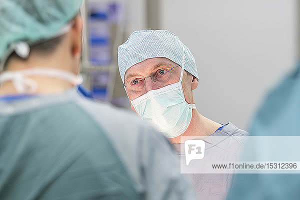Chirurg während der Operation  Blick auf Kollege