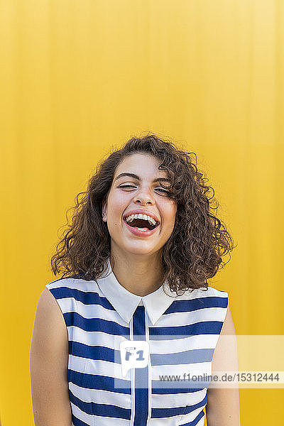 Porträt einer glücklichen jungen Frau  gelber Hintergrund
