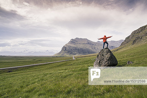 Auf einem Felsen stehender Mann in der südlichen Region  Island