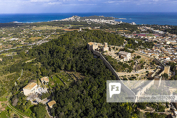Luftaufnahme der Burg von Capdepera in einem Dorf am Mittelmeer gegen den Himmel
