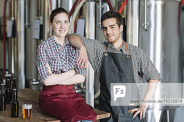 Porträt selbstbewusster Jungunternehmer in einer Brauerei