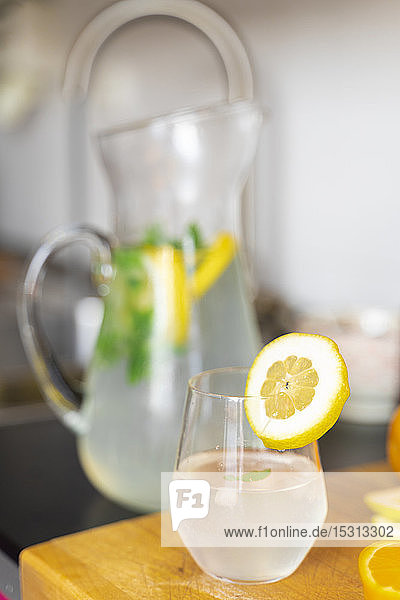 Nahaufnahme eines Limonadenglases in der Küche