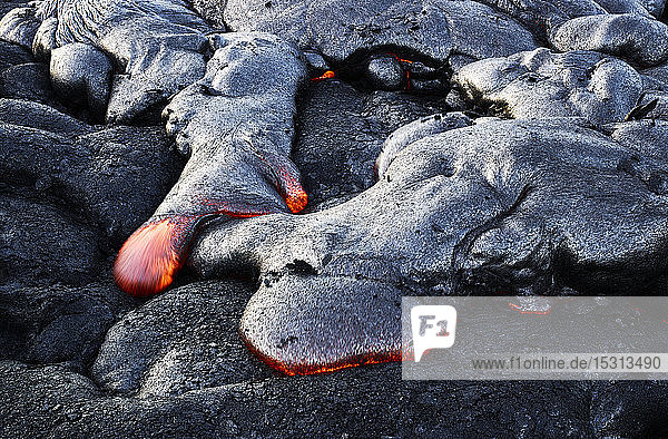 Hochwinkelaufnahme des Lavastroms von Pu'u O'o' im Hawaii Volcanoes National Park