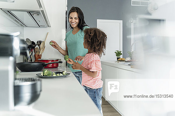 Mutter und Tochter kochen gemeinsam in der Küche