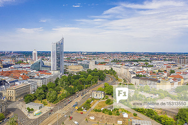 Hochwinkelansicht des City-Hochhauses in Leipzig Stadt gegen den Himmel
