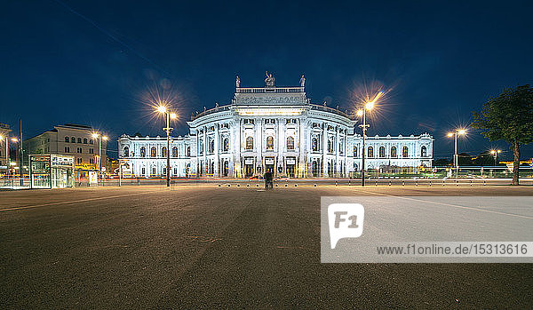 Burgtheater bei Nacht  Wien  Österreich