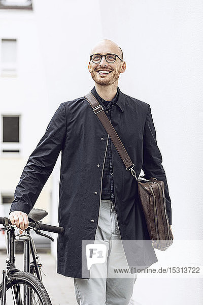 Mann mit Fahrrad auf dem Weg zur Arbeit