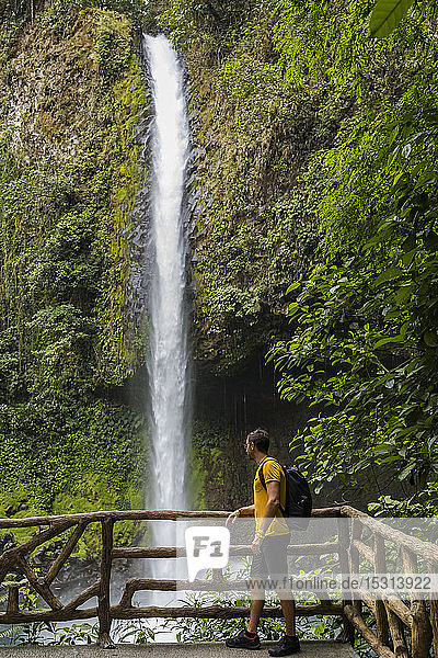 Reisende  die den La Fortuna-Wasserfall besuchen  La Fortuna  Costa Rica
