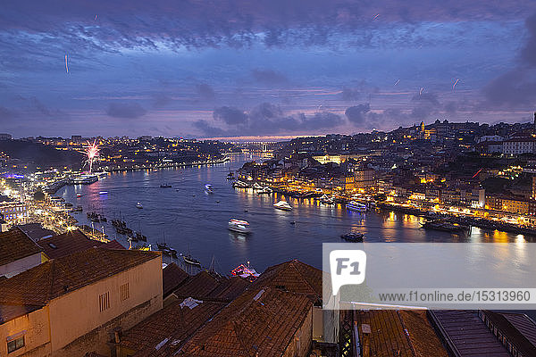 Blick über Porto und den Fluss Douro in der Abenddämmerung  Portugal