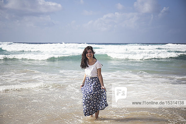 Porträt einer lachenden Frau am Meer stehend  Fuerteventura  Spanien