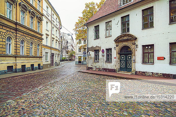 Historische Straße in der Altstadt in der Nähe der St.-Peters-Kirche  Riga  Lettland