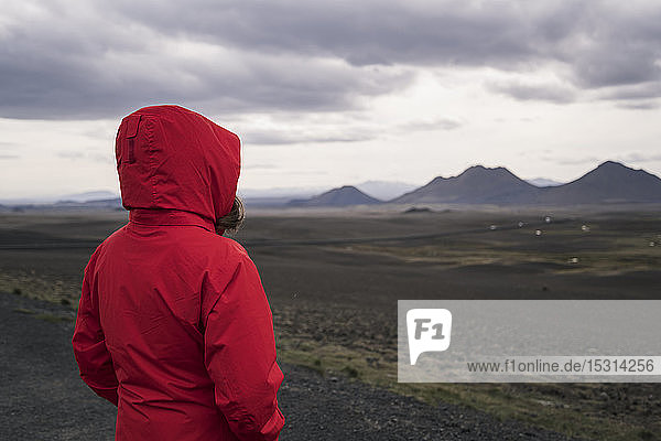 Junge Frau mit Blick auf das Hochland  Island