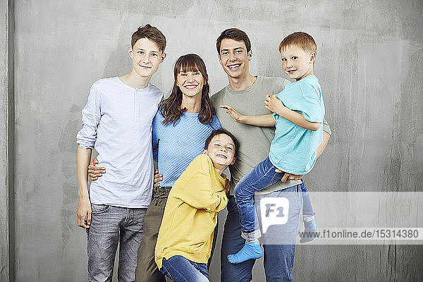 Mutter mit ihren vier Söhnen