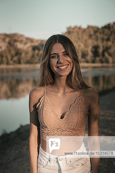 Junge blonde Frau an einem See