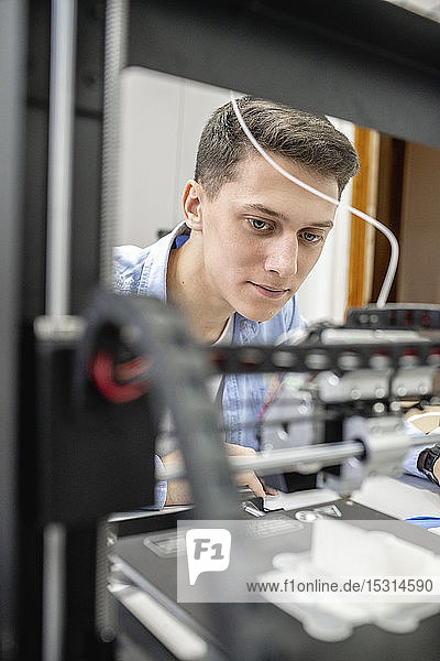 Student beim Einrichten eines 3D-Druckers  Nahaufnahme